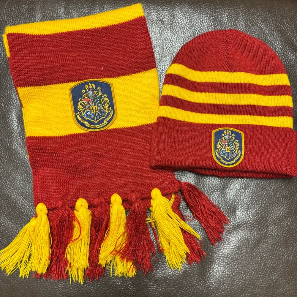 Warner Bros. Red Harry Potter Knit Hat & scarf set